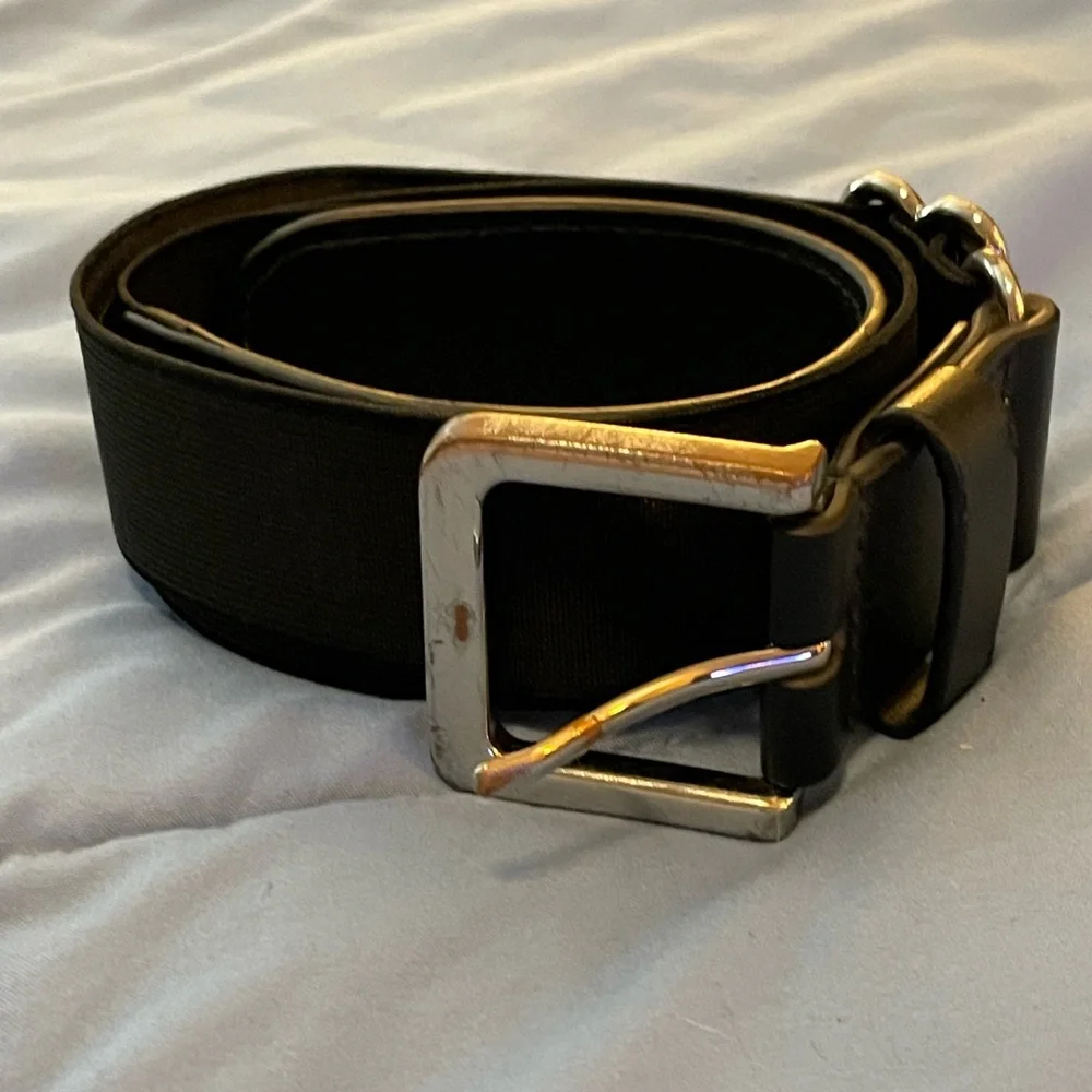 Older Youth Under Armour black baseball belt One Size adjustable silver buckle